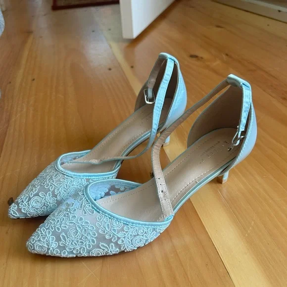 NWT Kailee P Crochet Lace Pointy Toe Wedding Low Heels - Picture 2 of 3
